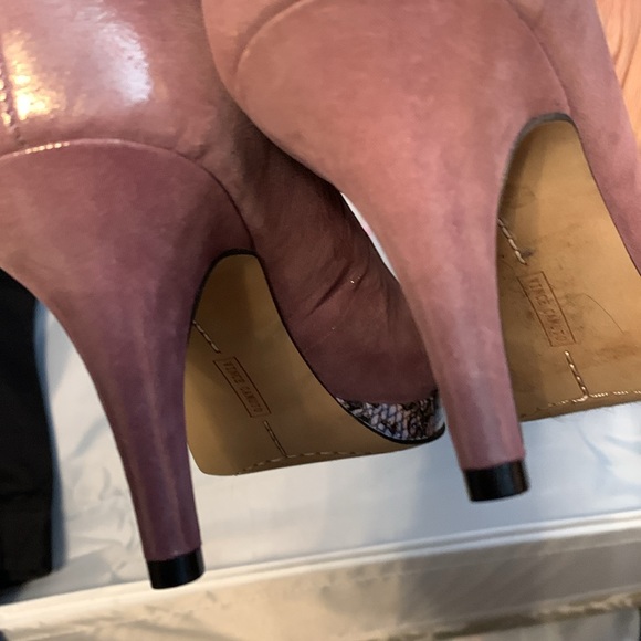Opalescent mauve platform leather Vince Camuto pumps. NWOT. Size 7 1/2 M. - Picture 7 of 8